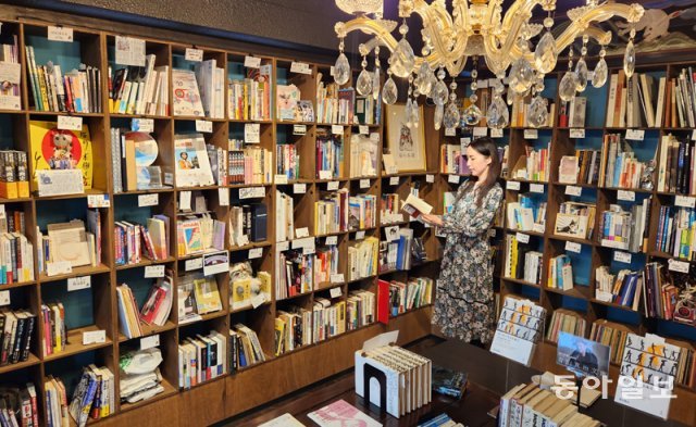 「本屋を借りて自分だけの本屋に家具を揃える」…日本で人気のシェア書店[글로벌 현장을 가다]