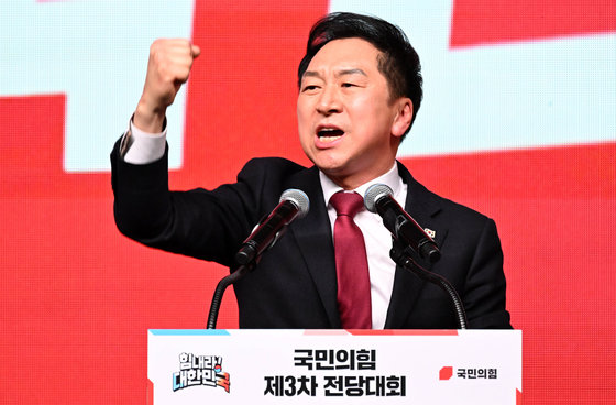 국민의힘 당대표로 선출된 김기현 의원이 8일 경기 고양시 킨텍스에서 열린 제3차 전당대회에서 수락연설을 하고 있다. 2023.3.8 사진공동취재단