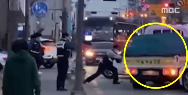 지난 8일 난폭운전을 하던 50대 화물차 운전자가 경찰의 실탄 발사에도 도주하고 있다. MBC뉴스 방송화면 캡처