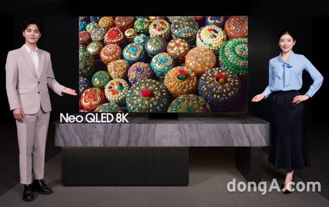 삼성전자 모델이 네오 QLED 8K 2023년형 신제품을 소개하고 있는 모습. 삼성전자 제공