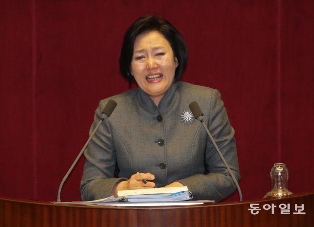 더불어민주당 박영선 의원이 2016년 3월 저녁 국회 본회의장에서 테러방지법 수정을 요구하는 무제한 토론에서 눈물을 흘리며 발언하고 있다. 동아일보DB
