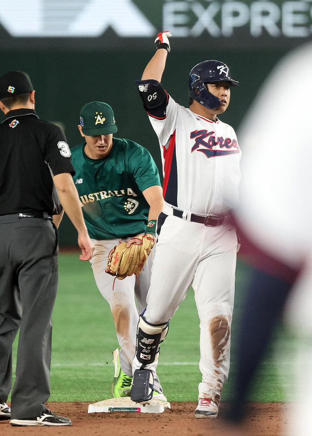 9일 오후 일본 도쿄돔에서 열린 2023 월드베이스볼클래식(WBC) B조 1라운드 대한민국과 호주의 경기, 대표팀 강백호가 7회말 1사 2루타를 친 후 세리머니를 하고 있다. 호주 측에서 강백호가 세리머니 중 베이스에 발이 떨어졌다고 어필 후 비디오 판독 끝에 아웃으로 정정됐다. 2023.3.9/뉴스1 ⓒ News1