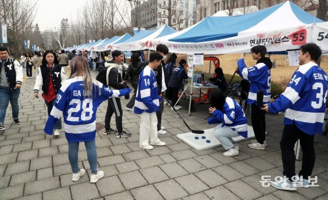 9일 오후 서울 서대문구 연세대 백양로에서 이 학교 아이스하키 동아리 ‘연세타이탄스’가 신입생모집 홍보를 하고 있다. 최혁중 기자 sajinman@donga.com