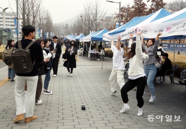 9일 오후 서울 서대문구 연세대 백양로에서 이 학교 댄스동아리 ‘츄러스’가 신입생모집 홍보를 하고 있다. 최혁중 기자 sajinman@donga.com