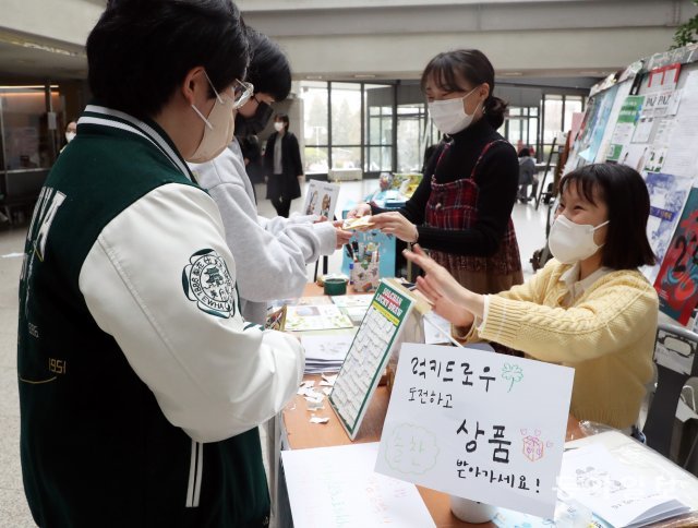 9일 오후 서울 서대문구 이화여대 학생문화관에서 동아리 신입생 모집이 한창이다. 최혁중 기자 sajinman@donga.com