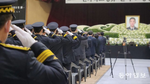 9일 전북 김제시 국립청소년농생명센터에서 진행된 고 성공일 소방교 영결식에서 동료들이 성 소방교를 향해 경례하고 있다. 김제=박영민 기자 minpress@donga.com