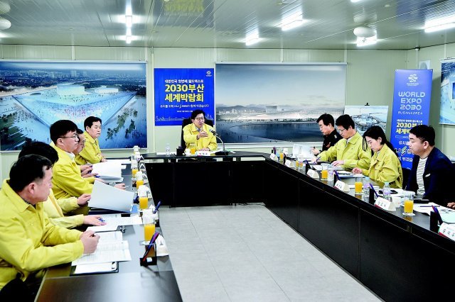 9일 부산항 북항의 오페라하우스 공사 현장사무소에서 박형준 시장 주재로 경찰과 소방 관계자, 안전 전문가 등이 참석한 ‘해빙기 특별안전점검 현장 보고회’가 열리고 있다. 부산시 제공