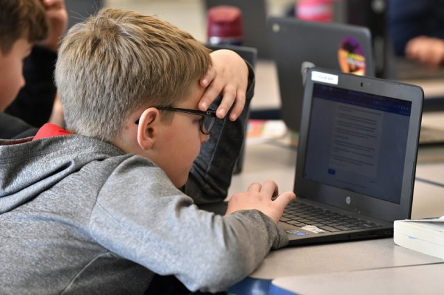 지난달 6일(현지 시간) 미국 켄터키주 렉싱턴의 초등학교 교실에서 한 남학생이 ‘봇(Bot)을 찾아라’라는 놀이를 하고 있다. 챗GPT가 작성한 글과 학생들이 쓴 글을 구별하는 놀이이다. 렉싱턴=AP 뉴시스