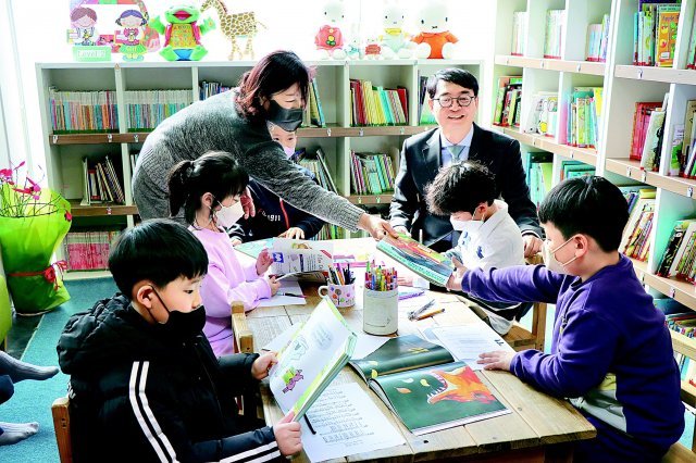 아이들의 영어책 읽기를 도와주고 있는 양승언 목사(뒷줄 오른쪽). 양승언 목사 제공
