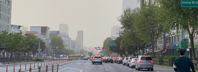 2021년 7월 서울 송파구에서 촬영한 하늘. 미세먼지로 하늘이 뿌옇게 보인다. 위키피디아 제공