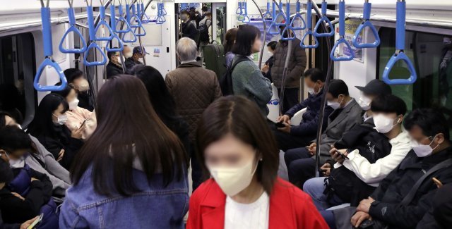 마스크를 착용한 시민들이 9일 오후 서울 지하철을 이용하고 있다. 뉴시스