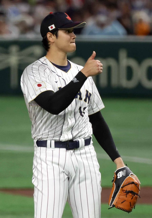 9일 중국전 선발 투수로 나선 일본 야구 대표팀의 오타니가 엄지를 들어 보이고 있다. 도쿄-뉴시스