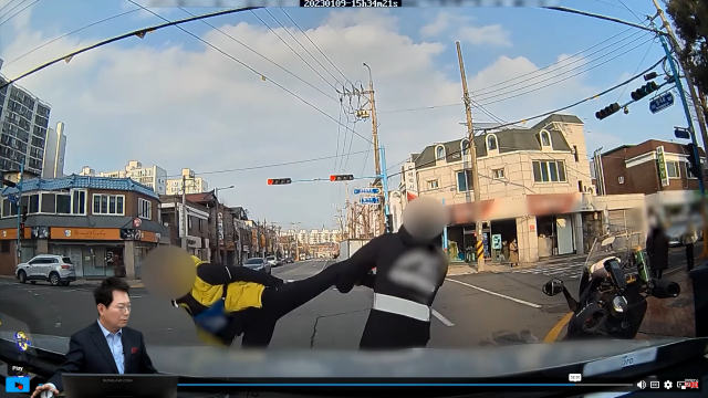 차량 운전자(왼쪽)가 오토바이 운전자를 우슈 동작으로 발차기하고 있다. 유튜브 한문철TV 갈무리