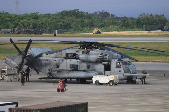지난달 29일 일본 오키나와의 미 해병대의 후텐마 항공기지 활주로에 미군의 대형 수송헬기 ‘CH-53 슈퍼 스탈리온’이 정비를 위해 세워져 있다. 2018.12.3/뉴스1