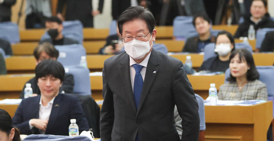 이재명 더불어민주당 대표의 경기도지사 시절 초대 비서실장을 지낸 전모씨가 지난 9일 극단선택을 했다. 사진은 이 대표가  9일 서울 여의도 국회 의원회관에서 열린 문화예술특별위원회 출범식에서 축사를 하기 위해 단상으로 향하고 있는 모습. 2023.3.9/뉴스1