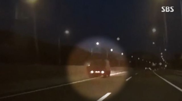 지난 7일 오후 7시경 화성시 비봉매송고속화도로 매송 방면 도로에서 트럭을 몰던 50대 남성이 갑자기 의식을 잃어 차가 흔들리고 중앙분리대와 부딪히고 있다. SBS뉴스 방송화면 캡처