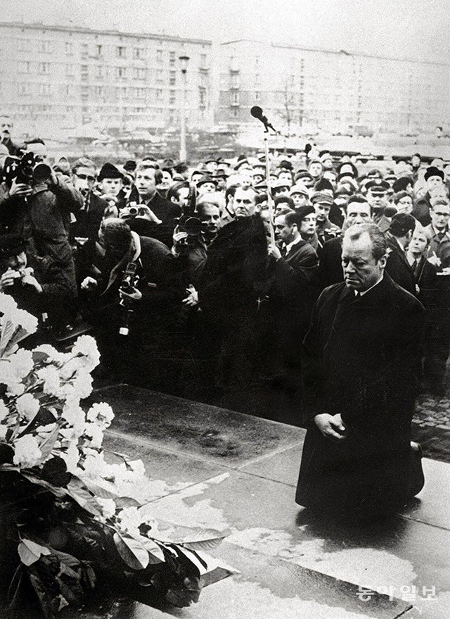 1970년 12월 7일 폴란드 바르샤바에서 유태인 희생자 기념비 앞에 무릎을 꿇고 있는 빌리 브란트 전 독일 총리. 동아일보DB