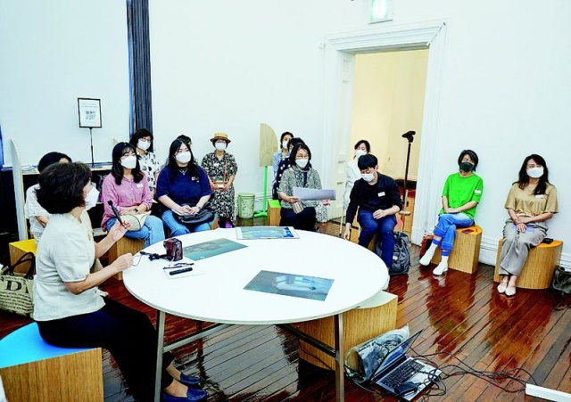 2021년 서울시립 남서울미술관에서 도슨트(왼쪽)가 전시와 작가 등을 주제로 관객들과 대화하는 프로그램을 진행했다. 서울시립미술관 제공