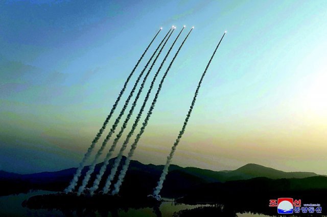 北, 호수 기슭에서 미사일 기습 발사 10일 북한 노동신문은 전날 북한군이 남포시 강서구역 태성호에서 한국의 군 비행장이 타격 목표라며 신형 전술유도무기(단거리 탄도미사일) 6발을 동시에 발사하는 모습을 공개했다. 노동신문 뉴스1