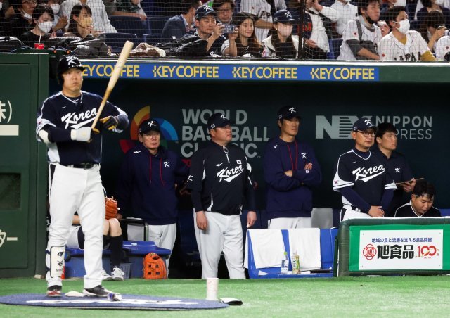 10일 일본 도쿄돔에서 열린 월드 베이스볼 클래식(WBC) 2023 B조 일본과 대한민국의 경기, 이강철 감독과 선수들이 4:13으로 뒤지고 있는 상황, 덕아웃에서 심각한 표정으로 경기를 지켜보고 있다. 2023.03.10. (도쿄=뉴시스)