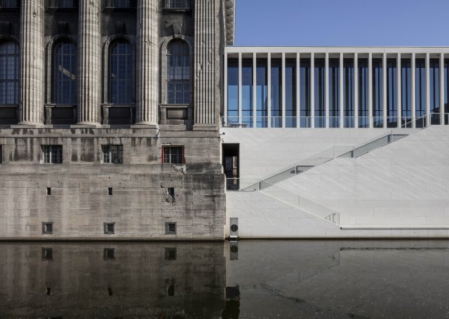 독일 베를린 박물관섬의 입구인 ‘제임스-사이먼 갤러리’. 오래된 건물과 어울리도록 변주한 새 건물의 조화가 돋보인다. Photo courtesy of Simon Menges