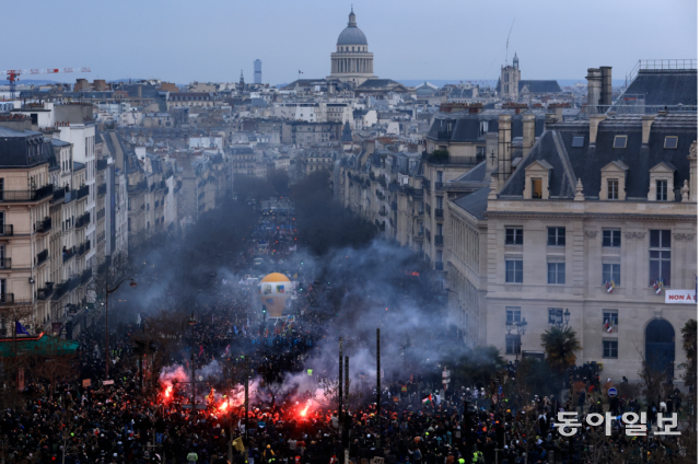 7일 프랑스 전국적으로 8개 노조의 대규모 연금개혁 반대 시위가 벌어졌다. ‘프랑스를 멈춰버리자’는 시위대 구호대로 이날 프랑스는 마비되다시피 했다. 노조는 11일에도 총파업을 계획 중이다. 파리=AP 뉴시스