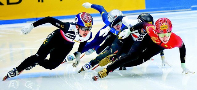 10일 서울 목동아이스링크에서 열린 국제빙상경기연맹(ISU) 쇼트트랙 세계선수권대회 남자 500m 예선에서 한국 대표팀 박지원(왼쪽)이 중국으로 귀화한 린샤오쥔(임효준·오른쪽)과 레이스 경쟁을 벌이고 있다. 신화 뉴시스