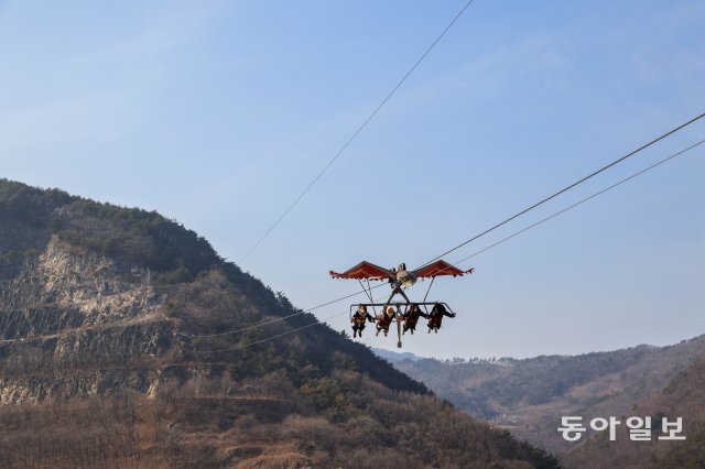동해 삼화동 ‘무릉별유천지’의 125m 상공을 날아가는 스카이글라이더.