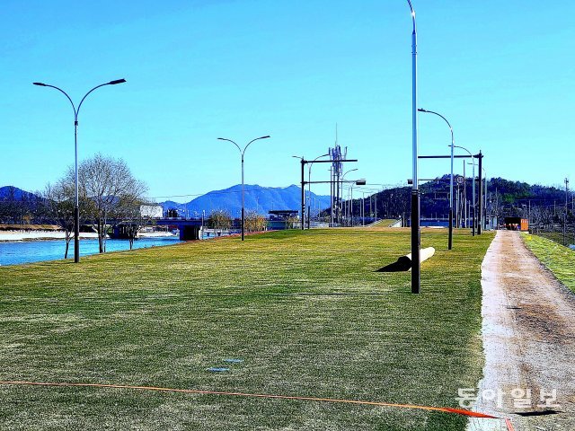 차량이 달리던 도로를 녹색 잔디 길로 바꾼 그린아일랜드. 이형주 기자 peneye09@donga.com