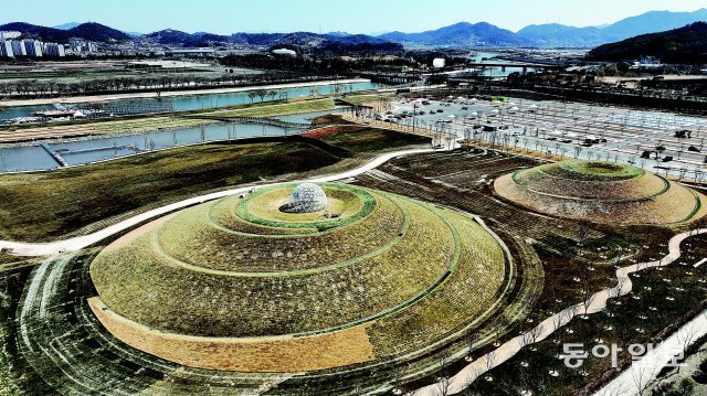 저류지(24만㎡)를 넓은 잔디밭으로 만든 오천그린광장 가장자리에는 백두와 한라 봉우리 두개가 있어 주변 경치를 한눈에 볼수 있다. 박영철 기자 skyblue@donga.com