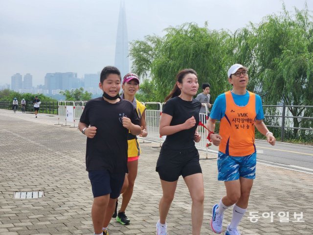 김에지 의원(오른쪽에서 두 번째)이 지난해 8월 열린 제8회 시각장애인과 함께하는 어울림 마라톤대회에 출전해 달리고 있다. 김예지 의원 제공.