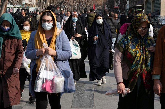 지난달 26일(현지 시간) 이란 수도 테헤란의 도심에서 시민들이 거리를 거닐고 있다. 대다수 여성은 히잡을 착용했지만 일부는 쓰지 않고 있다. 지난해 9월 ‘히잡 의문사’를 규탄하는 반정부 시위가 발발한 후 히잡을 강제 착용하는 분위기는 다소 누그러졌다는 평가가 나온다. 테헤란=AP뉴시스