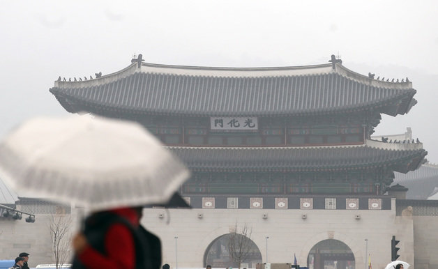 봄비가 내리는 9일 오전 서울 종로구 광화문광장에서 시민들이 우산을 쓰고 발걸음을 옮기고 있다. 2023.3.9/뉴스1 ⓒ News1