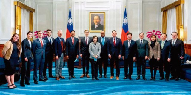 차이잉원 대만 총통(가운데)이 2월 자국을 방문한 미국 하원의원단과 기념 촬영을 하고 있다. [대만 총통실]