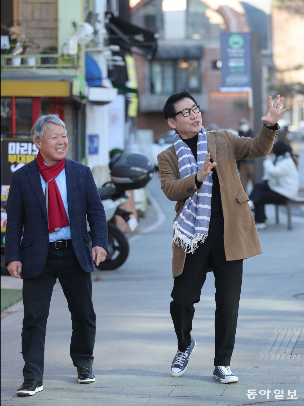 20년 지기인 박상원 서울문화재단 이사장(오른쪽)과 산악인 엄홍길 대장은 만나면 말을 주거니 받거니 쉴 틈이 없다.  지난달 20일 두 사람이 서울 삼청동 거리를 걸으며 재미난 얘기를 나누고 있다. 안철민 기자 acm08@donga.com