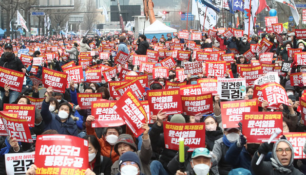 촛불승리전환행동(촛불행동) 회원들이 18일 오후 서울 종로구 태평로 일대에서 범국민적 항쟁, 윤석열 대통령 퇴진·김건희 여사 특검 촉구 집회를 하고 있다. 2023.2.18/뉴스1 ⓒ News1