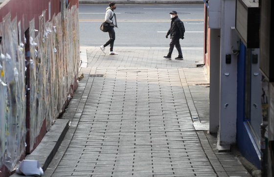 이태원 참사 100일을 맞은 지난 5일 오전 서울 용산구 이태원 참사가 발생한 골목길에 추모 메세지들이 남겨져 있다. /뉴스1