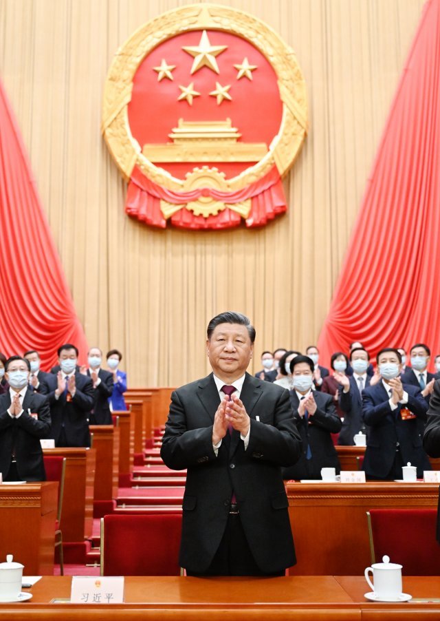 시진핑 중국 국가주석이 10일 베이징 인민대회당에서 열린 전국인민대표대회 14기 1차 회의 제3차 전체회의에서 투표를 통해 만장일치로 주석으로 선출된 후 박수를 치고 있다. [베이징=신화/뉴시스]