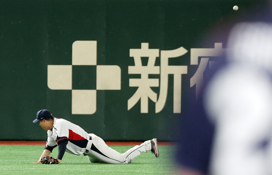 12일 오후 일본 도쿄돔에서 열린 2023 월드베이스볼클래식(WBC) B조 1라운드 체코와 대한민국의 경기, 대표팀 좌익수 김현수가 7회초 1사 1,2루에서 체코 대표팀 멘시크의 타구를 잡기 위해 몸을 날렸으나 잡지 못하고 있다. 2023.3.12/뉴스1