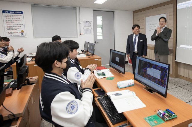 7일 경북 구미시 구미전자공고를 방문한 이재용 삼성전자 회장. 삼성전자 제공