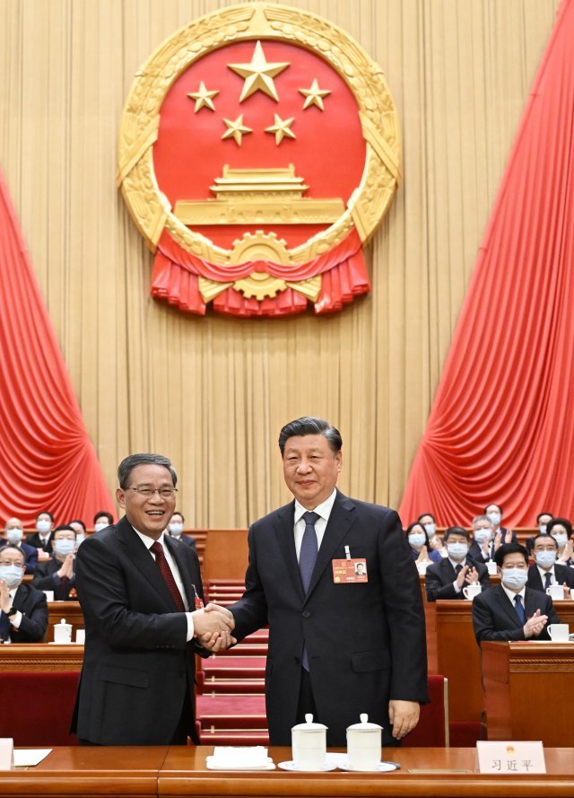 시진핑(오른쪽) 중국 국가주석이 11일 베이징 인민대회당에서 열린 제14차 전국인민대표대회 제1차 회의 제4차 전체회의에서 리창 신임 총리와 악수하고 있다. 이날 리창 중앙정치국 상무위원이 국무원 총리로 선출됐다. 2023.03.12 베이징=신화/뉴시스