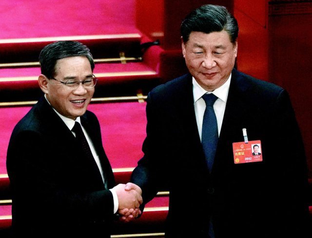 中 1, 2인자의 악수 11일 중국 베이징에서 열린 전국인민대표대회에서 중국 국무원(정부) 총리로 선출된 리창 중앙정치국 상무위원(왼쪽)이 시진핑 국가주석과 악수하고 있다. 베이징=AP 뉴시스