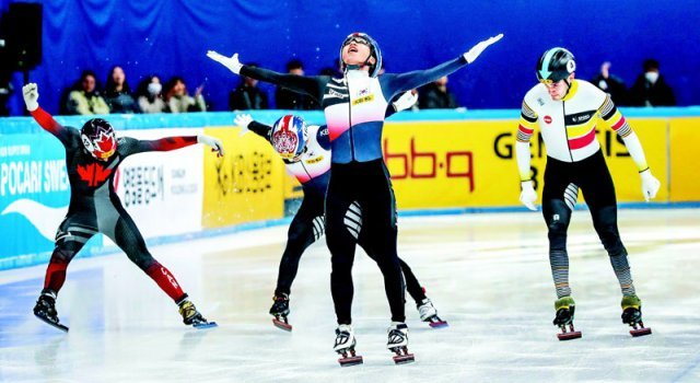 박지원(앞)이 12일 서울 목동아이스링크에서 열린 2023 국제빙상경기연맹(ISU) 쇼트트랙 세계선수권대회 남자 1000m에서 
가장 먼저 결승선을 지난 뒤 우승 세리머니를 하고 있다. 전날 1500m에서도 금메달을 차지한 박지원은 이번 대회 2관왕에 
올랐다. 뉴시스
