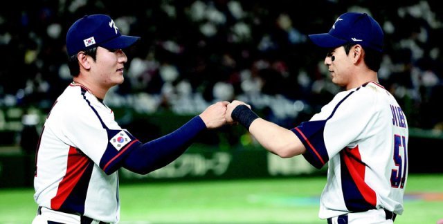 12일 일본 도쿄돔에서 열린 2023 월드베이스볼클래식(WBC) 조별리그 B조 체코와의 경기 6회초 수비를 마친 중견수 
이정후(오른쪽)가 더그아웃으로 돌아오며 이날 팀의 두 번째 투수 곽빈과 주먹을 맞대고 있다. 한국은 체코에 7-3으로 이겼다. 
도쿄=뉴시스