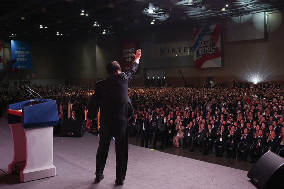 윤석열 대통령이 지난 8일 경기 고양시 킨텍스에서 열린 국민의힘 제3차 전당대회에서 단상에 올라 당원들에게 인사하고 있다. 대통령실 제공 2023.3.8 뉴스1