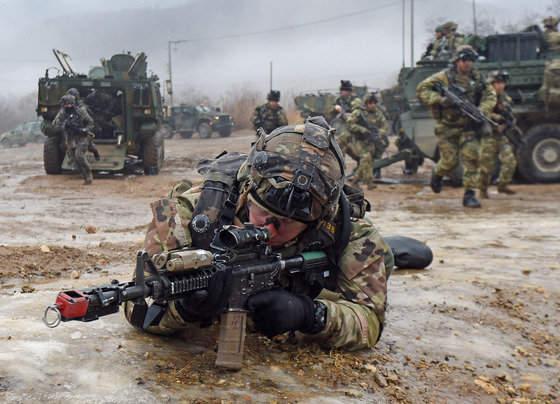 아미타이거 시범여단 연합훈련에서 한미 장병들이 분소대 공격방어 훈련을 하고 있다. 뉴스1