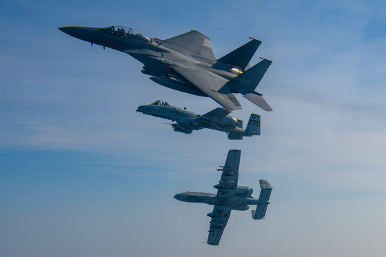 F-15K 전투기와 미 A-10 공격기 2대가  연합 편대비행을 실시하고 있다. 공군 제공 뉴스1