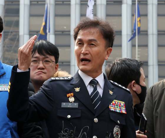 행정안전부 경찰국 신설에 반대하며 전국경찰서장(총경) 회의를 주도했던 류삼영 총경(전 울산중부경찰서장)이 6일 오후 서울 서대문구 경찰기념공원에서 열린 기자회견에서 지난 2일 단행된 총경급 정기 전보인사에 대한 입장을 밝히고 있다. 2023.2.6/뉴스1