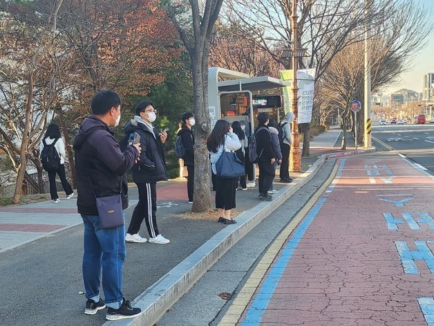 한파주의보가 발효된 13일 오전 전남 순천 조례동 한 버스정류장에서 시민들이 버스를 기다리고 있다. 2023.3.13. 뉴스1