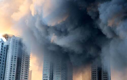 12일 대전 대덕구 목상동 한국타이어 대전공장에서 화재가 발생해 인근 아파트에 검은 연기가 자욱한 모습을 보이고 있다. 뉴스1